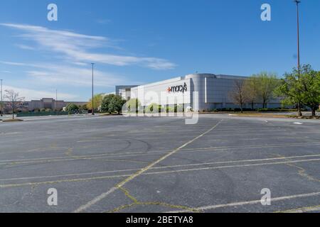 Kennesaw, GA / USA - 04/03/20: Grandi magazzini Macy's parcheggi vuoti - spenti e dipendenti furoughed al centro commerciale Cobb County Town Center - econo Foto Stock