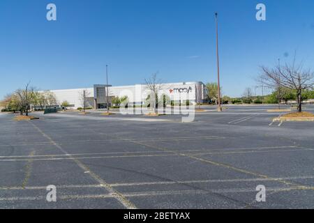 Kennesaw, GA / USA - 04/03/20: Grandi magazzini Macy's parcheggi vuoti - spenti e dipendenti furoughed al centro commerciale Cobb County Town Center - econo Foto Stock