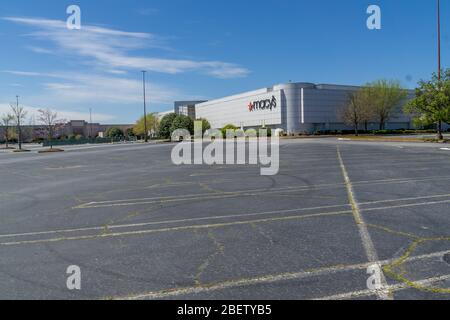 Kennesaw, GA / USA - 04/03/20: Grandi magazzini Macy's parcheggi vuoti - spenti e dipendenti furoughed al centro commerciale Cobb County Town Center - econo Foto Stock