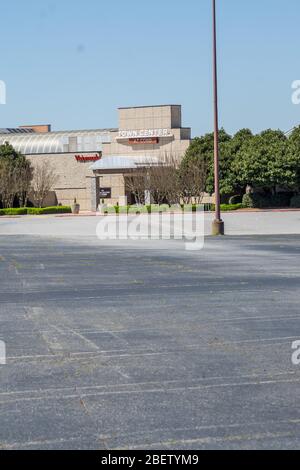 Kennesaw, GA / USA - 04/03/20: Parcheggi vuoti - arresto temporaneo al centro commerciale del centro città della contea di Cobb a causa di crisi economica durante Covid-19 Corona Foto Stock