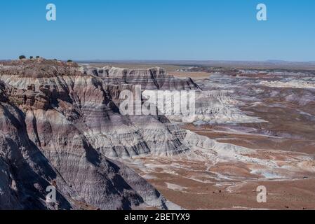 Paesaggio ad alta angolazione di colline bianche e viola nel Parco Nazionale della Foresta pietrificata in Arizona Foto Stock