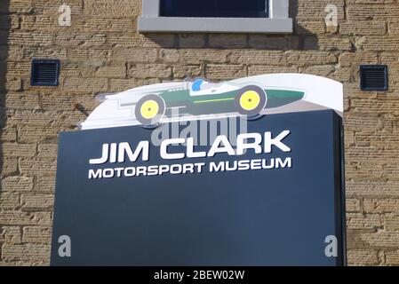 Firma fuori dal Jim Clark Museum, in onore del campione di corse automobilistiche del mondo di F1 del 1963 e 1965, a Duns, Berwickshire, Scottish Borders, Regno Unito Foto Stock