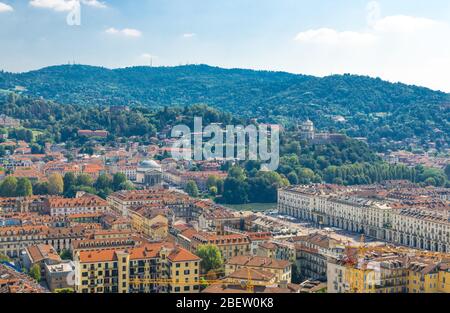 Veduta panoramica aerea del centro storico di Torino, Piazza Vittorio Veneto, antichi edifici e Chiesa Gran della Parrocchia Cattolica Foto Stock