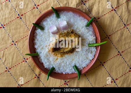 Cibi tradizionali bengalesi su piatto di terra chiamati Panta Ilish e Alu Vorta Foto Stock