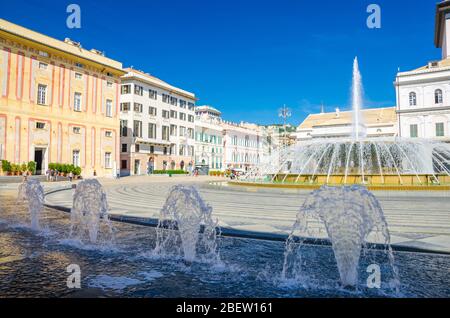 Piazza Raffaele De Ferrari con fontana, Palazzo Ducale Doge e Teatro Carlo Felice edificio nel centro storico di vecchia cit Foto Stock