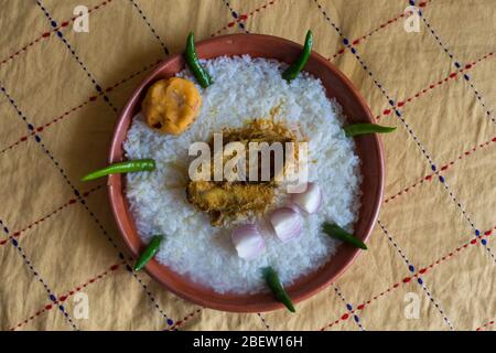 Cibi tradizionali bengalesi su piatto di terra chiamati Panta Ilish e Alu Vorta Foto Stock