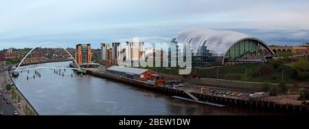 Fiume Tyne, Newcaste Upon Tyne, Gateshead, Sage e lungofiume, sera, NE Inghilterra, Regno Unito, ponti, Gateshead Millennium Bridge Foto Stock