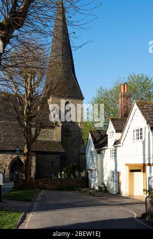 Chiesa di St Marys all'estremità meridionale del Causeway presto in una mattina primaverile, Horsham, Sussex occidentale, Regno Unito Foto Stock