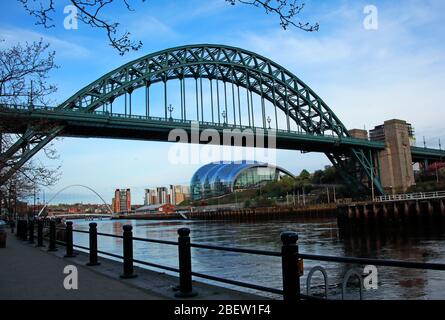 Fiume Tyne, Newcaste Upon Tyne, Gateshead, Sage e lungofiume, sera, NE Inghilterra, Regno Unito, ponti Foto Stock