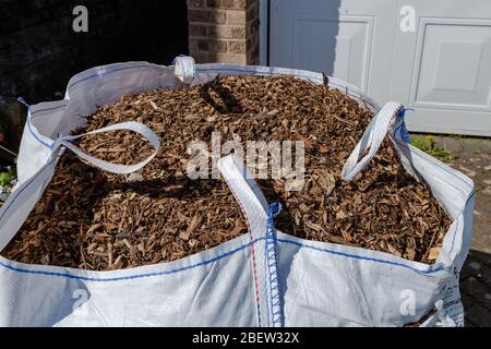 Un sacco grande di chippings di corteccia per pacciamatura del giardino  Foto stock - Alamy