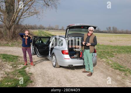LANGE AUTOFAHRT . PAUSA KURZE . TOUR LUNGO . BREVE PAUSA Foto Stock