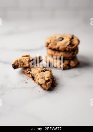 Primo piano dei biscotti con scaglie di cioccolato sul bancone in marmo bianco. Foto Stock