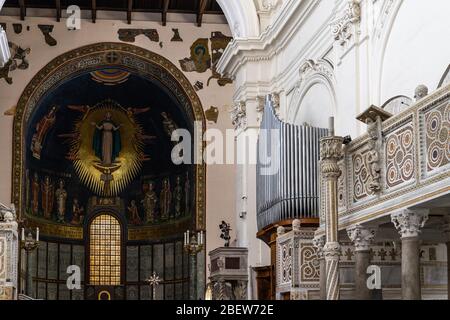 L'interno del Duomo di Salerno con due pulpiti decorati, Campania, Italia Foto Stock