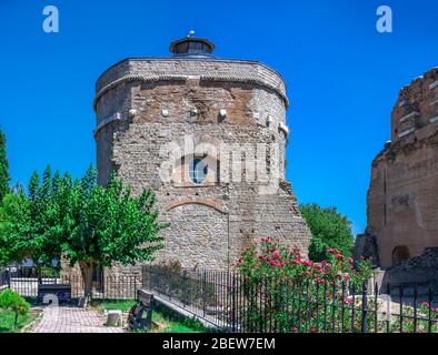 Rovine della Basilica Rossa o il Tempio di Serapis nella città greca antica Pergamon in Turchia in una giornata estiva soleggiata Foto Stock