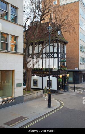 The Coach and Horses: Fascino senza tempo a Mayfair, Londra. Foto Stock