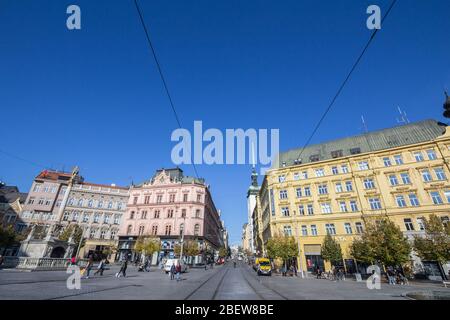 BRNO, CZECHIA - 6 NOVEMBRE 2019: Via Rasinova nel centro di Brno da piazza Namesti Svobody con una chiesa di San giacomo, chiamata anche Kostel Svateho J. Foto Stock