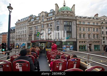 Ambasciata brasiliana, vista di Londra da un autobus rosso a due piani con tetto aperto Foto Stock