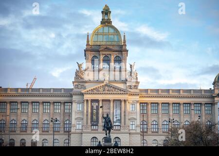 PRAGA, CZECHIA - 2 NOVEMBRE 2019: Statua di San Venceslao, chiamata anche Pomnik Svateho Vaclava, situata sulla Sqaure di Weceslas (Vaclavske Namesti) di fronte Foto Stock