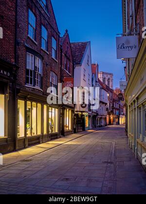 StoneGate, York City Center, prima serata, strada vuota a causa di Covid-19 Lockdown, Regno Unito. Foto Stock