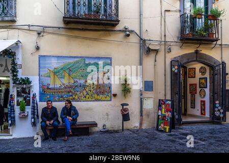 Vietri, Campania, Italia, dicembre 2019 – strada a Vietri sul Mare, città della Costiera Amalfitana nota per la ceramica policroma Foto Stock