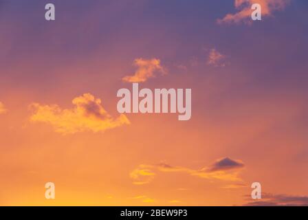 cielo al tramonto con nuvole di colore arancione e viola Foto Stock