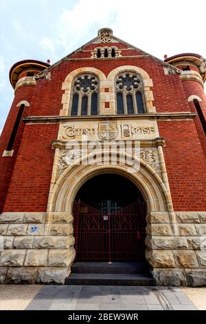 Dettaglio della facciata della Corte di giustizia costruita nel 1893 in stile romanico stravagante Federazione, a Bairnsdale, Victoria, Australia Foto Stock