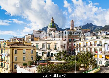 Vista sul centro storico di Vietri sul Mare dominato dalla chiesa di San Giovanni Battista, Campania, Italia Foto Stock
