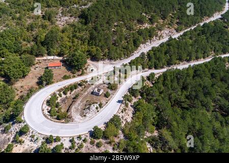 Veduta aerea sulla vecchia Via Serpentina nelle montagne della Bosnia Erzegovina Foto Stock