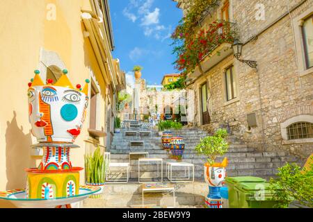 Scala colorata si trova appena fuori dalla strada principale di Taormina Italia, Corso Umberto, riempita di arte ceramica e ceramica. Foto Stock