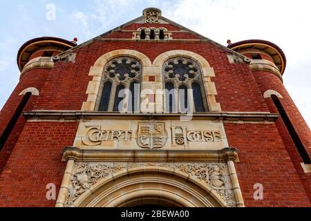 Decorazione del portale della Corte di giustizia façade, costruito nel 1893 in stile romanico stravagante Federazione, a Bairnsdale, Victoria, Australia Foto Stock