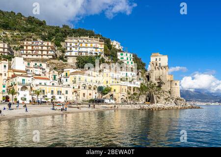 Vista su Cetara, piccola e pittoresca cittadina sulla Costiera Amalfitana, Campania, Italia Foto Stock