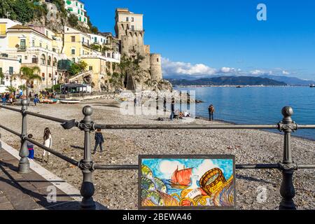 Spiaggia di Cetara, pittoresca cittadina della Costiera Amalfitana famosa per la salsa di pesce "colatura di alici", Campania, Italia Foto Stock