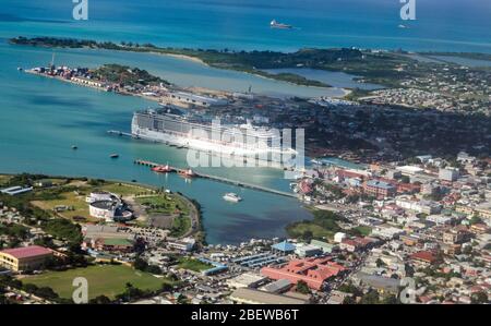 San Giovanni, Antigua - 3 gennaio 2020: Veduta aerea del porto di Cuise a San Giovanni, Antigua e Barbuda con la nave MSC preziosa ormeggiata su un assolato Jan Foto Stock