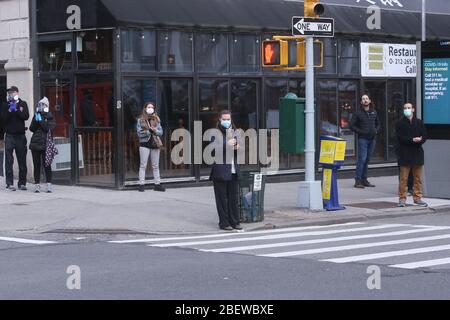 New York, NY, USA. 15 aprile 2020. La folla saluta gli operatori sanitari, il 15 aprile 2020, a New York City. Credit: Joseph Marzullo/Media Punch/Alamy Live News Foto Stock