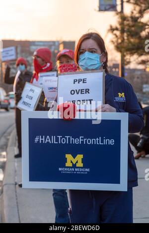 Ann Arbor, Michigan, Stati Uniti. 15 aprile 2020. Gli operatori sanitari dell'Università del Michigan si uniscono ai sindacati infermieri di tutto il paese in una Giornata d'azione Nazionale sulla pandemia di coronavirus. Hanno chiesto personale sicuro e adeguati dispositivi di protezione individuale. Credit: Jim West/Alamy Live News Foto Stock