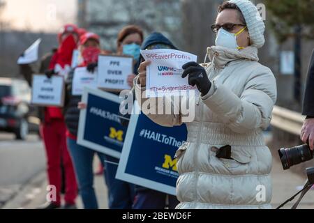 Ann Arbor, Michigan, Stati Uniti. 15 aprile 2020. Gli operatori sanitari dell'Università del Michigan si uniscono ai sindacati infermieri di tutto il paese in una Giornata d'azione Nazionale sulla pandemia di coronavirus. Hanno chiesto personale sicuro e adeguati dispositivi di protezione individuale. Credit: Jim West/Alamy Live News Foto Stock