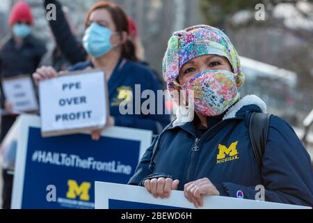 Ann Arbor, Michigan, Stati Uniti. 15 aprile 2020. Gli operatori sanitari dell'Università del Michigan si uniscono ai sindacati infermieri di tutto il paese in una Giornata d'azione Nazionale sulla pandemia di coronavirus. Hanno chiesto personale sicuro e adeguati dispositivi di protezione individuale. Credit: Jim West/Alamy Live News Foto Stock