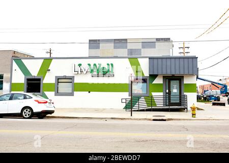 Denver, Colorado - 15 aprile 2020: Strada tranquilla vicino al dispensario LivWell nel quartiere Rino durante Covid-19 soggiorno a casa ordine. River North Arts Foto Stock