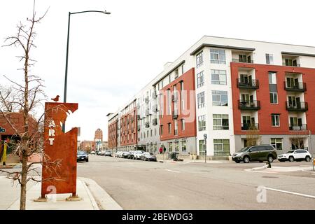 Denver, Colorado - 15 Aprile 2020: Strade tranquille nel quartiere di Rino circondate da condomini moderni. River North Arts District Foto Stock