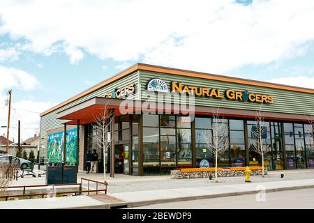 Denver, Colorado - 15 aprile 2020: Esterno degli alimentari naturali nel distretto di Rino. River North Arts District. Foto Stock