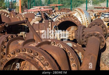 Valvole metalliche arrugginite e tubazioni industriali in una vecchia centrale geotermica, come parte del concetto di rifiuti industriali Foto Stock