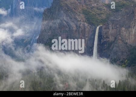 Bridalveil cade dal Tunnel View dopo una tempesta di pioggia, Yosemite National Park, California Foto Stock