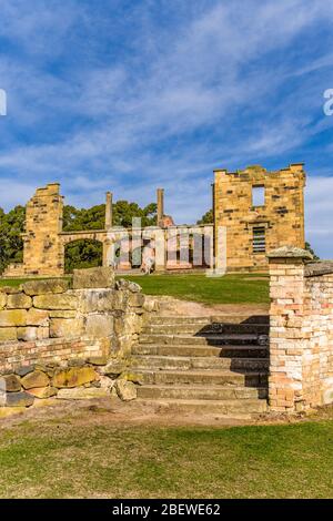 Scale di pietra che conducono all'ospedale presso l'insediamento storico di colonie penali di Port Arthur in Tasmania, Australia Foto Stock