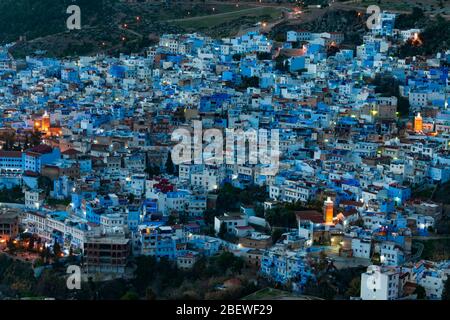 Case e edifici di colore blu e bianco a Chefchaouen Marocco di notte Foto Stock