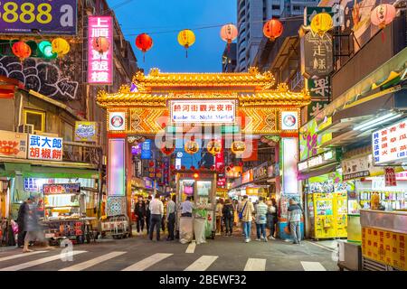 Taipei, Taiwan - 29 marzo 2020 : vista notturna dell'ingresso del mercato notturno di Raohe Street, uno dei mercati notturni più antichi e famosi di Taipei, Foto Stock