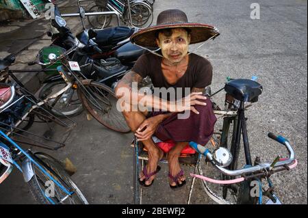 L'uomo birmano e la sua trischaw, Pathein, Myanmar Foto Stock