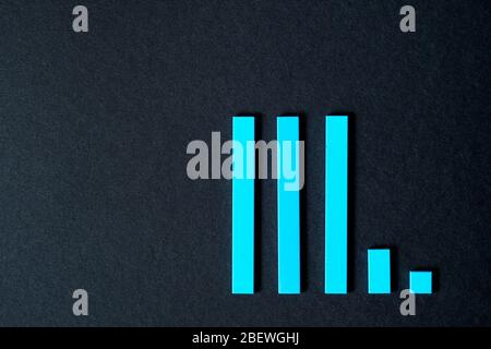 Grafico a barre di declino, peggioramento. Concetto di recessione e crisi Foto Stock