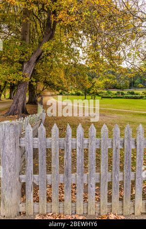 Sezione di recinzione bianca che circonda il giardino dei governatori alla colonia penale coloniale di Port Arthur in Tasmania, Australia. Foto Stock