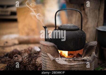 antico bollitore in metallo per bollire l'acqua su una stufa a gas o a legna  Foto stock - Alamy