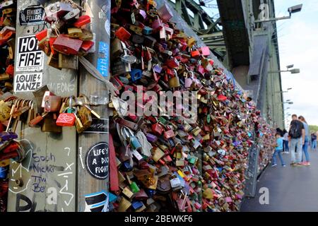 L'amore si blocca su Hohenzoller Bridge.Cologne.Germany Foto Stock